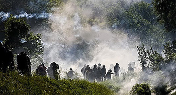 manifestanti No Tav sommersi dai lacrimogeni (foto di Pietro Bondi)