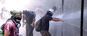 I manifestanti forzano le recinzioni del cantiere Tav