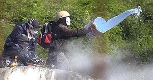 Chiomonte, ragazzi No-Tav resistono allo sgombero lanciando vernice