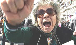 La rabbia di una cittadina greca