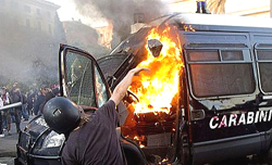 In fiamme un blindato dei carabinieri