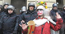 Un clown tra i manifestanti No Tav