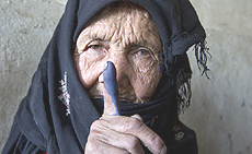 Donna afghana (foto di Paula Bronstein / Getty Images)