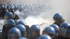 Polizia antisommossa in val Susa contro i manifestanti