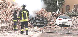 Emilia, vigili del fuoco in azione