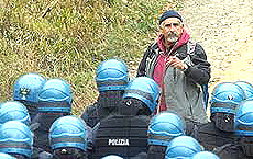 Alberto Perino (No Tav) fronteggia la polizia