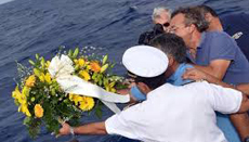 Lampedusa, corona di fiori in mare per omaggiare i naufraghi