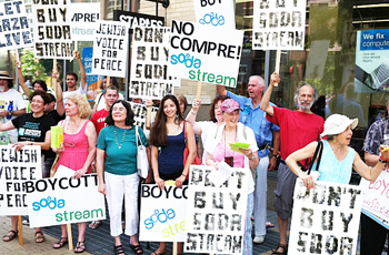 Manifestazione contro Sodastream