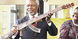 L'Ak-chitarra regalato a Kofi Annan