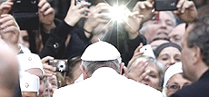 Papa Bergoglio assediato dai fotografi