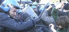 Scontri tra manifestanti e polizia