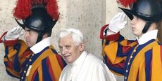 Ratzinger con guardie svizzere