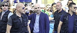 Saviano con la sua scorta