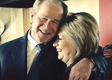 L'abbraccio tra George W. Bush e Hillary Clinton