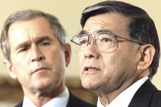 Norman Mineta con Bush
