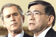 Norman Mineta con Bush