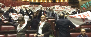 La protesta NoTav dei 5 Stelle in aula