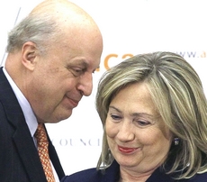 John Negroponte con Hillary Clinton