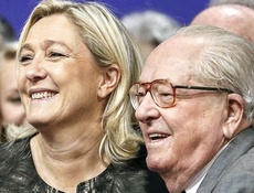 Marine Le Pen con il padre, Jean-Marie, che ha poi espulso dal Fn