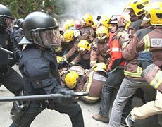 Barcellona, la Guardia Civil manganella i pompieri