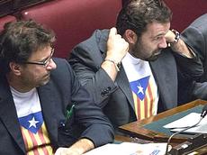 Leghisti in Parlamento con t-shirt catalana