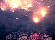 Val Susa, il fuoco minaccia le case