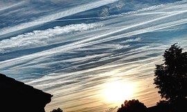 Cielo interamente velato dalle scie