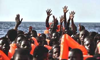 Giovani migranti africani soccorsi in mare