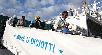 Migranti sbarcati dalla nave Diciotti della Guardia Costiera