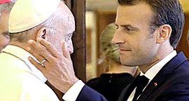 Macron accarezza Bergoglio