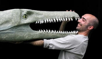 Andrea Cau con un dinosauro