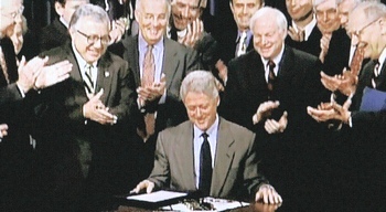 Blill Clinton firma la revoca del Glass-Steagall Act il 12 novembre 1999