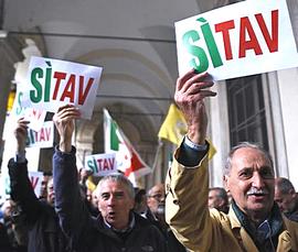 Attempati supporter Sì Tav a Torino