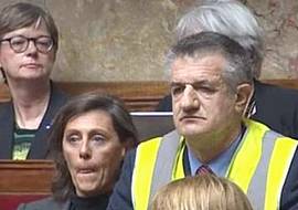 Jean Lassalle in Parlamento con il gilet giallo