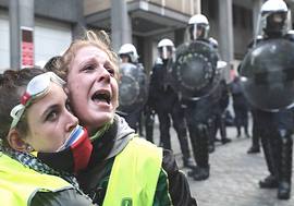 Gilet Gialli e polizia antisommossa