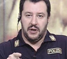 Matteo Salvini in uniforme da poliziotto