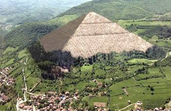 La Piramide del Sole che sovrasta Visoko ("denudata" al computer)