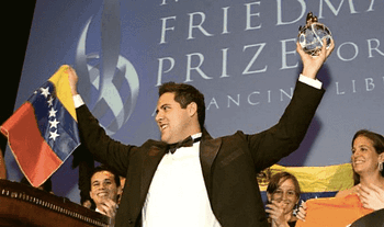 Yon Goicoechea con il Premio Milton Friedman al Cato Institute