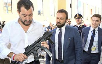 Salvini con un mitra