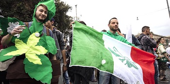 Marcia della marijuana contro Salvini a Roma