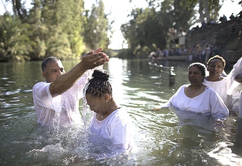 Cerimonia odierna del battesimo nel Giordano