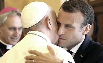 L'abbraccio tra Bergoglio e Macon