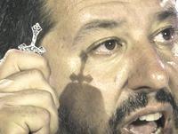 Salvini brandisce il crocifisso