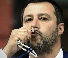Salvini bacia il crocifisso