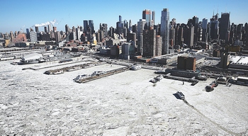 Il fiume Hudson ghiacciato davanti a Manhattan il 20 febbraio 2015