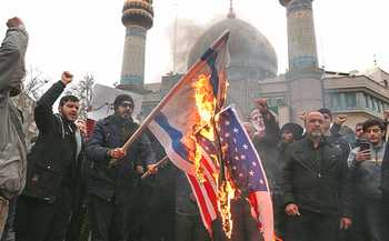 Bandiere Usa in fiamme al funerale di Soleimani