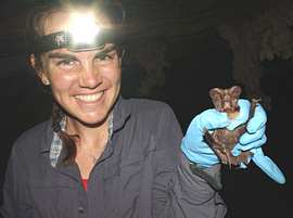 Cara Brook con un pipistrello