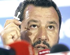 Salvini agita il crocifisso