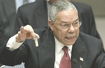 La farsa di Colin Powell all'Onu con la finta fialetta di antrace