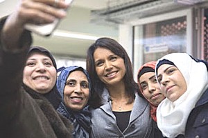 La senatrice Gabbard tra le donne siriane ad Aleppo liberata